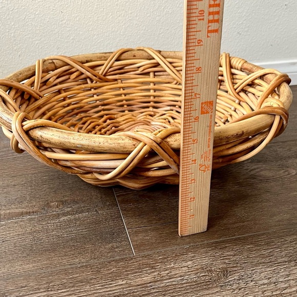 Vintage handwoven round wicker basket - Picture 3 of 9